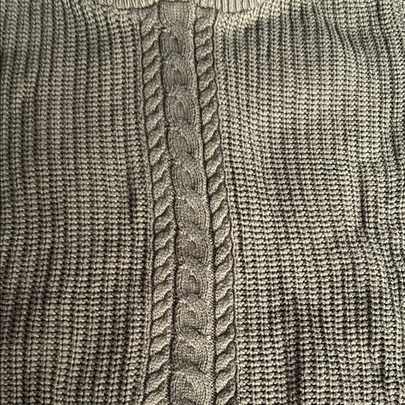 Green Hooded Sweater with Chunky Knit and Ribbed Pattern - Picture 4 of 8